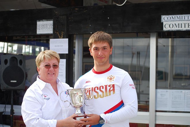 Silver Cup given to YC by current WC Arkadyi (RUS) © Finn Class http://www.finnclass.org